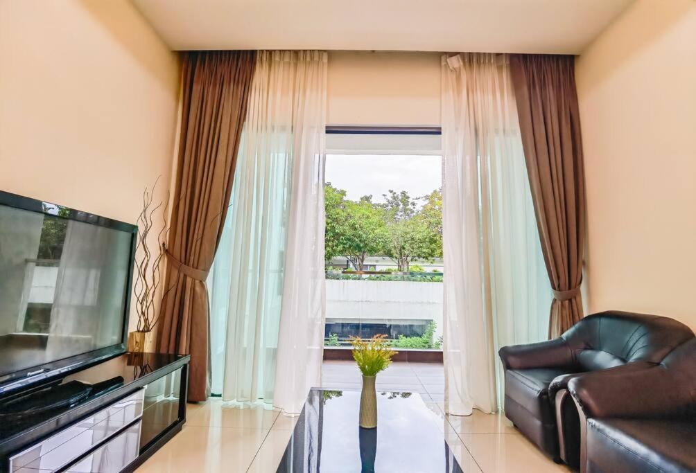 Comfy @ The Loft Imago - 5 Pax 2room 2toilets Apartment *